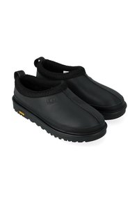Scarpe slip-on nere in gomma con collo in maglia testurizzata, dotate di suola robusta in gomma con logo Vibram e dettagli di cuciture visibili.