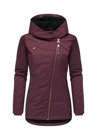 Bordowa pikowana kurtka z wysokim kołnierzem i czarnym podszytym kapturem. Kieszeń zapinana na suwak z boku oraz materiał o teksturowanej powierzchni z gładkim wykończeniem.