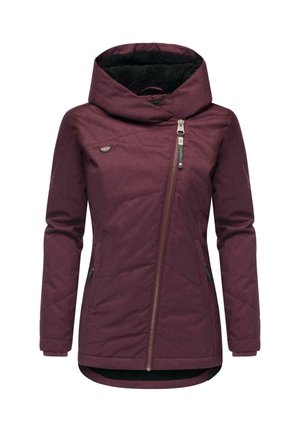 Bordowa pikowana kurtka z wysokim kołnierzem i czarnym podszytym kapturem. Kieszeń zapinana na suwak z boku oraz materiał o teksturowanej powierzchni z gładkim wykończeniem.