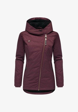 Bordowa pikowana kurtka z wysokim kołnierzem i czarnym podszytym kapturem. Kieszeń zapinana na suwak z boku oraz materiał o teksturowanej powierzchni z gładkim wykończeniem.
