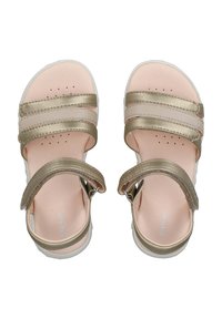 Sandali oro e beige con design a tre cinturini e cinturino alla caviglia regolabile, caratterizzati da una superficie liscia e una soletta perforata per la traspirabilità.