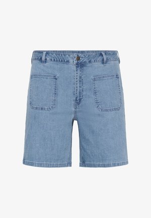 Svijetloplavi traper šorts s ravnim krojem, četiri džepa i kopčanjem na gumb. Ima vidljivo šivanje duž donjeg ruba i šavova.