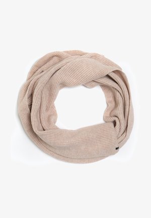 Jasno beżowy dzianinowy szalik o tubularnym kształcie, o miękkiej teksturze i delikatnym prążkowanym wzorze. Na jednym końcu widoczna jest mała metka marki.
