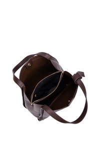 Borsa tote in pelle marrone con esterno texturizzato, un ampio interno con una tasca con zip e due manici robusti per il trasporto.