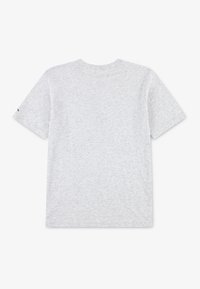 Camiseta de algodón gris claro, de mangas cortas, con cuello redondo, textura suave, diseño minimalista, sin gráficos ni patrones visibles en la parte posterior.