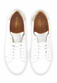 Witte leren sneakers met een gladde afwerking, voorzien van een metalen zilveren hieltab, veters en een leren inlegzool in tan. Eenvoudig, minimalistisch ontwerp.