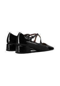 Scarpe con tacco a blocco in pelle verniciata nera, con punta affusolata e cinturino alla caviglia, caratterizzate da un design con tagli laterali e una finitura testurizzata.