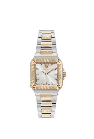 Firkantet sølv- og guldfarvet armbåndsur med mønstret ramme, guld timeindikatorer, Versace-logo og tofarvet metalledsarmbånd.