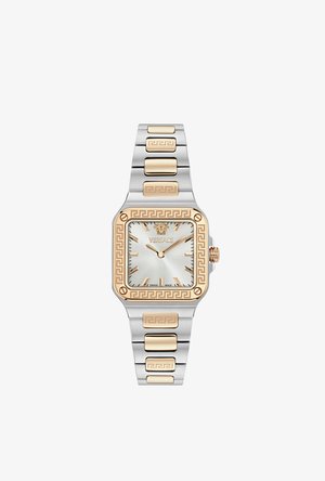Montre-bracelet carrée en argent et or avec lunette à motifs, index dorés, logo Versace et bracelet à maillons métalliques bicolores.