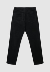 Schwarze Cordhosen mit glatter Textur, geradem Beinschnitt, zwei Gesäßtaschen und einem Standardbund. Keine sichtbaren Beschläge oder Akzente.