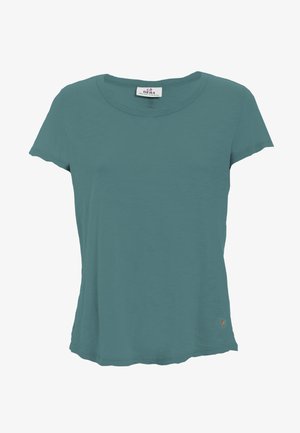 Camiseta de manga corta en color verde azulado, confeccionada en una tela ligera y suave, con cuello redondo y dobladillo curvado. Presenta un pequeño logo decorativo en la parte inferior.
