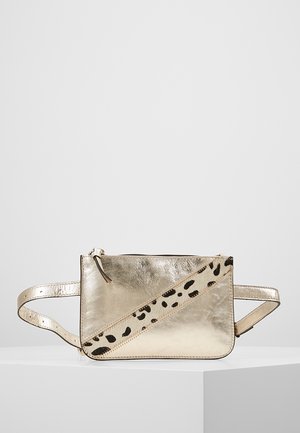 Złota metaliczna nerka z regulowanym paskiem i skośnym akcentem z panterkowego wzoru na przednim panelu.