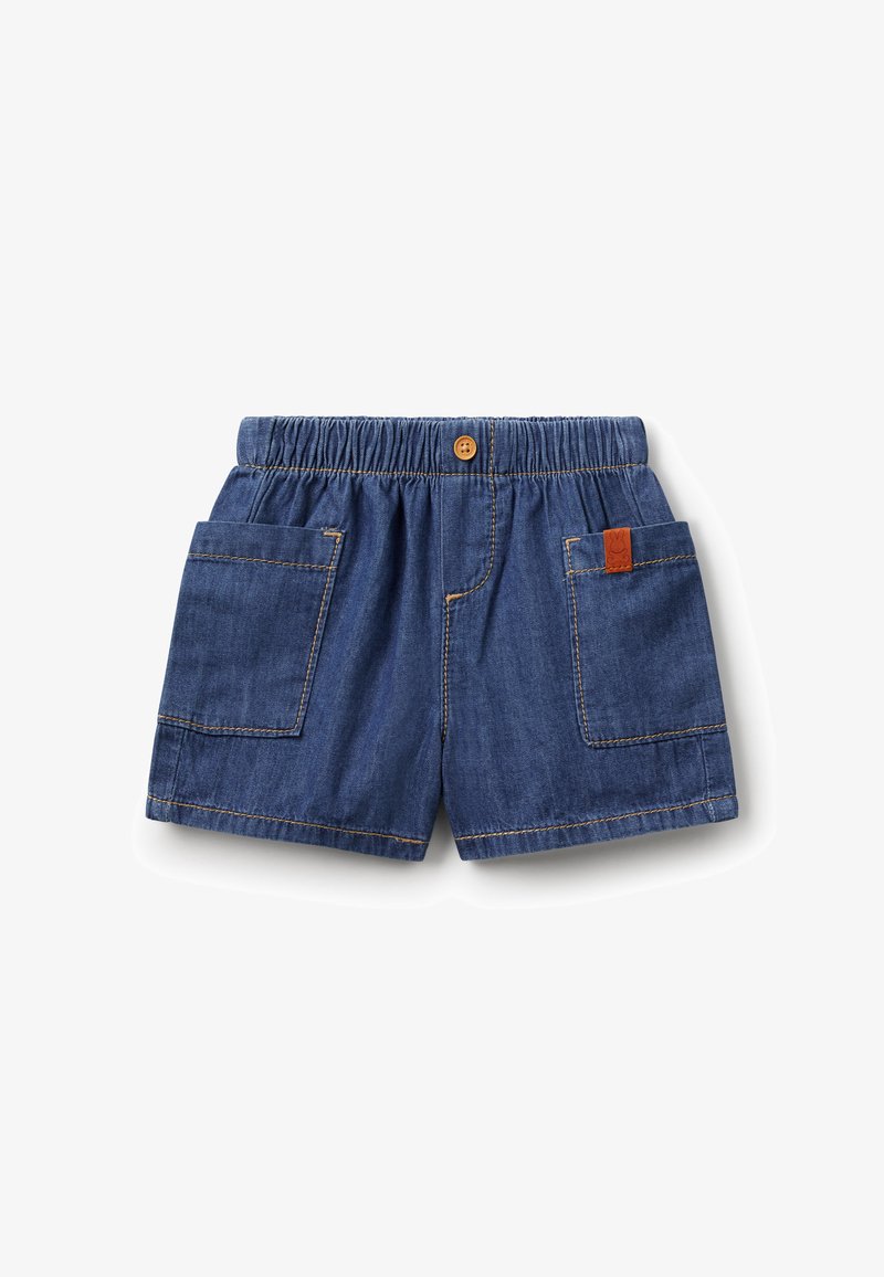 Shorts en denim avec une taille élastique, deux grandes poches latérales et une étiquette en cuir marron. Couleur bleu moyen avec des coutures contrastantes.
