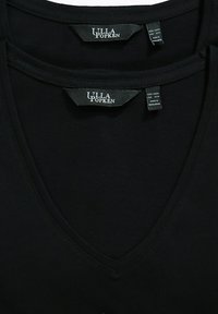 Zwarte v-hals t-shirts, gemaakt van een katoenmix, met een soepele textuur. Labels tonen het merk "Ulla Popken" met maat- en verzorgingsinformatie.