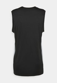 Haut de sport noir sans manches avec un col arrondi et des panneaux latéraux en maille pour la respirabilité. Tissu lisse avec une légère brillance.