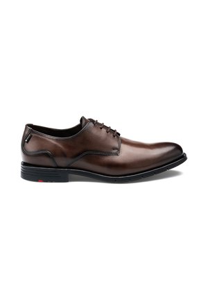 Chaussure habillée en cuir brun avec une finition lisse, bout rond, design à lacets et semelle en caoutchouc noire. Présente des détails de couture subtils.
