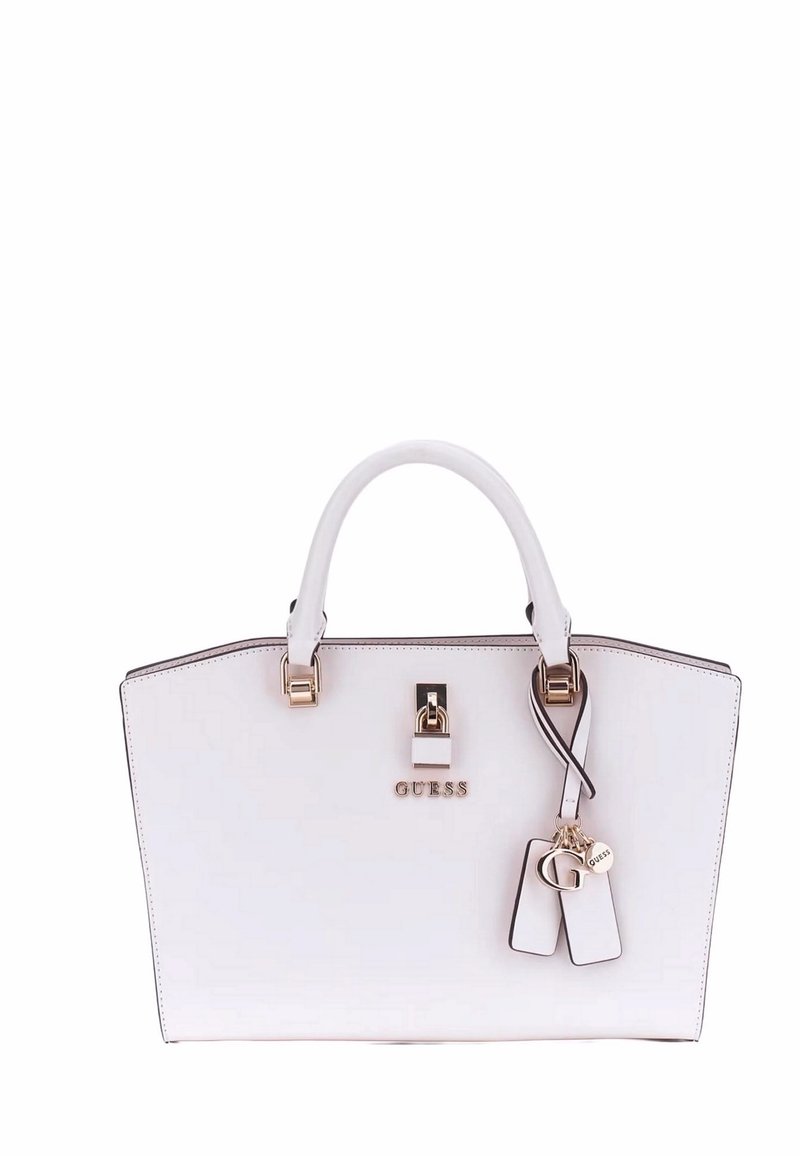 Borsa in eco-pelle bianca con design strutturato, accessori in oro, doppi manici e un charm con etichette. Caratterizzata da un marchio in rilievo sul fronte.