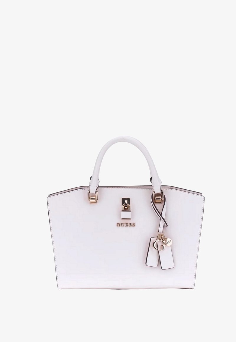 Borsa in eco-pelle bianca con design strutturato, accessori in oro, doppi manici e un charm con etichette. Caratterizzata da un marchio in rilievo sul fronte.