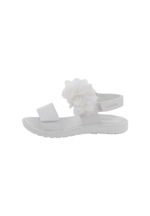 Sandalo bianco con punta aperta, due cinturini regolabili e un grande fiore di stoffa sul cinturino superiore.