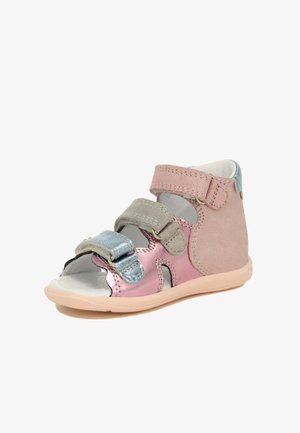 Rosa und silberne Kindersandalen mit Klettverschluss, offenes Design, weiches Wildleder und glänzende Materialien sowie eine flexible, leichte Sohle.