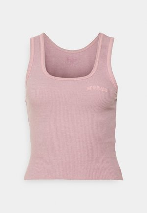 Top de tirantes de algodón acanalado en rosa suave con un escote cuadrado y una forma ajustada. Presenta un discreto logo "BDG JEANS" bordado en rosa claro.
