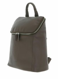 Sac à dos en cuir marron foncé avec un design structuré, un dessus plat, une fermeture à glissière argentée et des bretelles ajustables. Comprend une poche latérale.