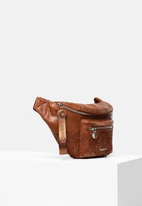 Marsupio in pelle marrone con dettagli floreali in rilievo, scomparti con cerniera e cuciture decorative. Dotato di tracolla regolabile per il massimo comfort.