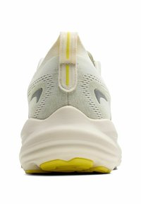 Basket en gris clair avec un upper en maille texturée, un accent jaune prononcé à l'arrière et une épaisse semelle blanche. Équipée d'une languette à l'arrière.