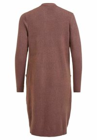 Lång, vinröd stickad kortärmad kofta med långa ärmar, ribbade muddarna och sidofickor; slät textur och något avsmalnande form längst ner.