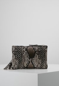 Borsa clutch nera e grigia con texture effetto pelle di serpente, chiusura con zip e nappina laterale. Forma rettangolare con finitura liscia e lucida.
