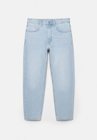 Lichtblauwe, hoog uitgesneden, rechte spijkerbroek met voor- en achterzakken, knoopsluiting en riemlussen op een witte achtergrond.