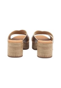 Sandalias de tacón marrón con una correa ancha, acentos metálicos texturizados, una plantilla acolchada en tono beige y un tacón grueso de estilo madera.