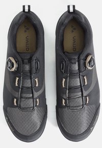 Schwarze Fahrradschuhe mit einer strukturierten Oberfläche, BOA-Schnürsystem und verstärktem Zehenbereich. Entworfen mit einer stabilen Sohle und unterstützendem Sitz.