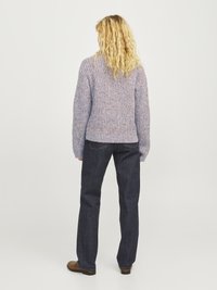 Textured, knitted sweater in light purple tones, paired with dark blue straight-leg jeans and brown shoes, viewed from the back.