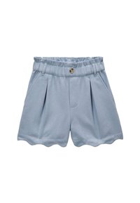 Shorts bleu clair en tissu texturé, avec un ourlet festonné, des plis sur le devant, et une taille élastique ornée d'un bouton décoratif.
