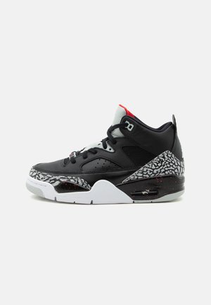 Sort-hvid høj top sneaker med røde accenter, mønstrede grå overdækninger og synlig luftdæmpning i sålen, vist fra siden.