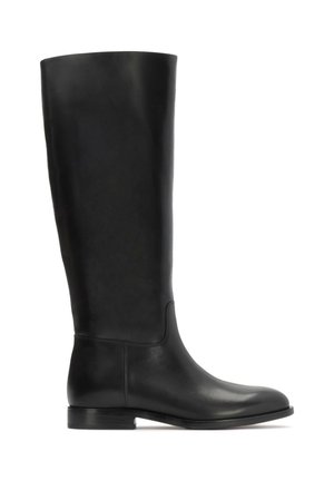 Botte en cuir noire montée jusqu'au genou avec un petit talon et une finition lisse, montrée de profil sur fond blanc.
