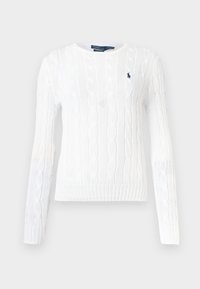 Pull blanc à manches longues en maille torsadée avec col rond et petit logo brodé bleu marine sur la poitrine gauche.