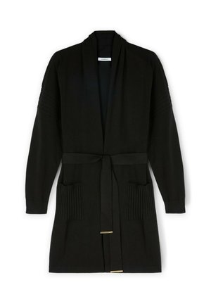 Cardigan nero con colletto a scialle e cintura. Presenta polsini a costine e due tasche frontali con dettagli plissettati. Tessuto morbido.