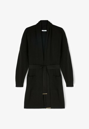 Cardigan nero con colletto a scialle e cintura. Presenta polsini a costine e due tasche frontali con dettagli plissettati. Tessuto morbido.
