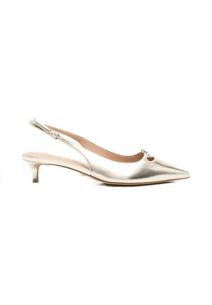 Scarpa slingback argentata con punta appuntita, tacco basso a gattino, piccolo fiocco decorativo sul davanti e cinturino regolabile alla caviglia con fibbia.