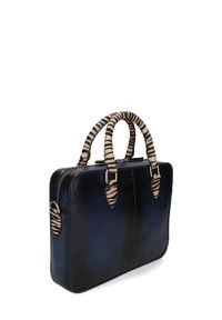 Borsa a mano in pelle blu navy con manici e tirazip a strisce zebrate, forma rettangolare, in piedi su uno sfondo bianco.