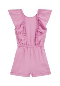 Rózsaszín pamut romper fodros ujjal, gumis derékkal és rövidnadrággal. Simas textúra, egyszerű dizájn és egyszínű. Nincsenek minták vagy egyéb részletek.