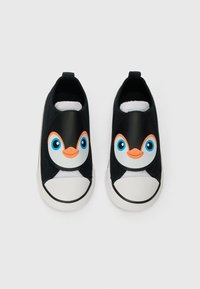 Mustat liukupohjaiset kengät, joissa on pingviinimuotoilu, oranssi nokka, siniset silmät ja valkoinen kumipohja. Pehmeä sisävuori mukavuutta varten.
