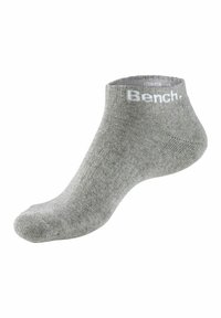Graue Knöchelsocken aus Strickstoff, mit geripptem Muster und weißem "Bench."-Logo am Bündchen.
