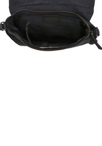 Borsa a tracolla nera in pelle aperta che mostra il vano principale vuoto e una tasca interna con zip.