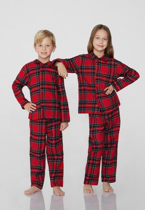 Rote karierte Schlafanzüge mit einem schachbrettartigen Muster, langen Ärmeln, durchgängigem Knopfverschluss vorne und passenden Hosen, gefertigt aus weichem Stoff.