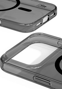 Transparent telefoncover med afrundede kanter, med et sort rundt design og udskæringer til kamera og knapper. Teksten lyder "IDEAL OF SWEDEN."