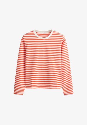 Longsleeve shirt met oranje-witte horizontale strepen en een witte ronde hals, getoond tegen een effen witte achtergrond.