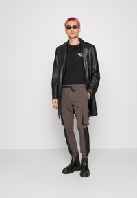 Brave Soul NEWTONS - Calças cargo - choc brown